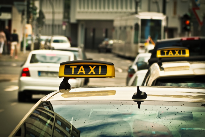 taxis-CANNES-min_road-traffic-car-glass-driving-city-583084-pxhere.com