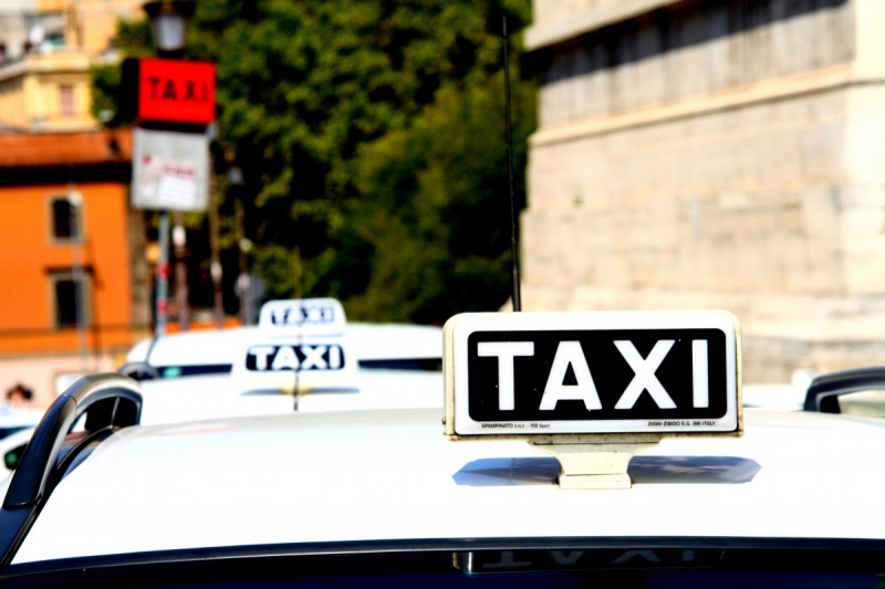 taxis-CANNES-min_taxi_auto_rome_road_white-1051610